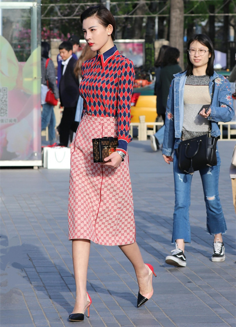 街拍: 小姐姐牛仔上衣配白色短裤, 给人感觉清凉