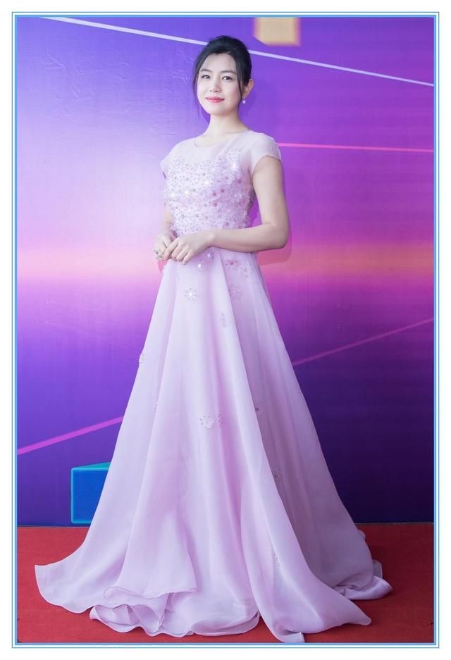 陈妍希越来越少女了！T恤配短裤大秀长腿，网友：还是那个沈佳宜