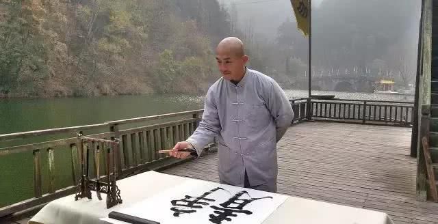  『武僧』这就是差距！张伟丽一次直播收入近7万元，而武僧一龙一次才挣2000元