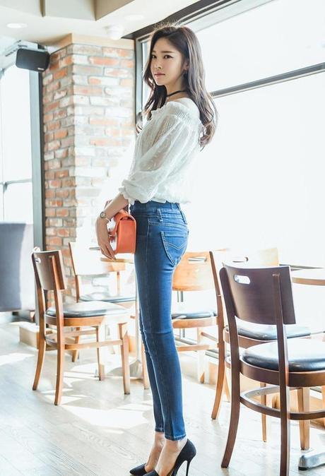 街拍：短裤美女姐姐，体态厚实饱满