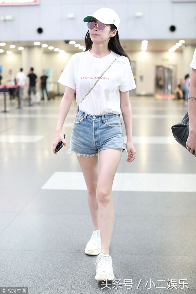 颖儿白T短裤秀美腿清爽亮相 少女气息十足丝毫不像孩子妈