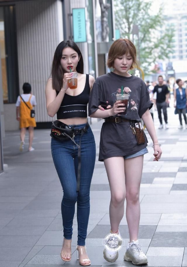  #喜欢#街拍：明明喜欢的是你，却在你面前开着你和别人的玩笑