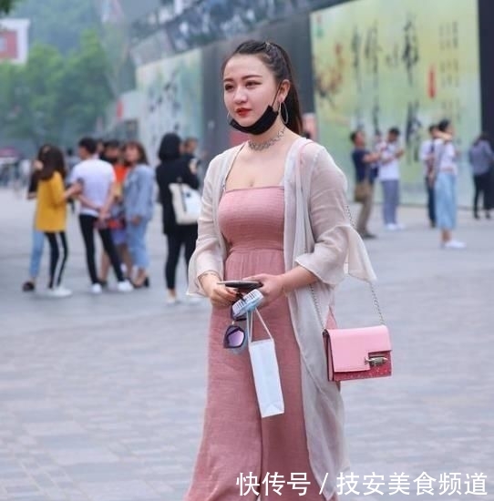  「连体」街拍：风风韵韵的美女，一件粉红色连体裤外搭白色开衫