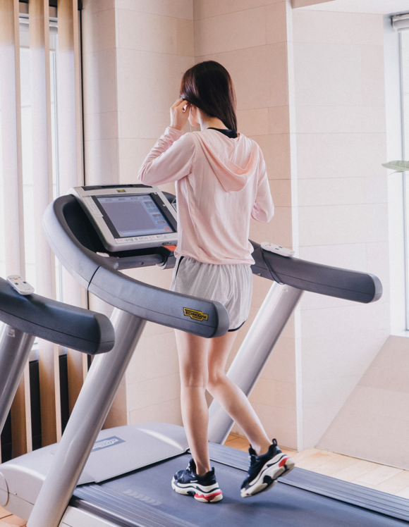 女神孙允珠，红粉青春律动运动带帽薄卫衣