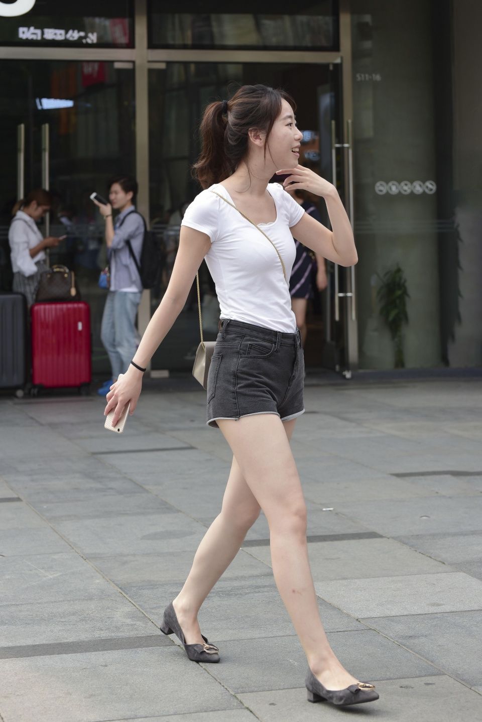 街拍联盟：白嫩丰满身材的热裤美女，很有女人味