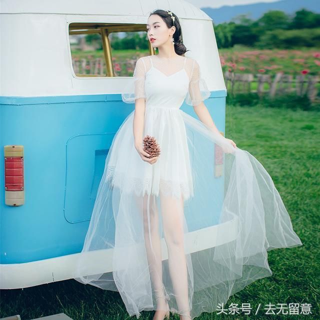 吊带连衣裙，传达性感妖娆的美态！