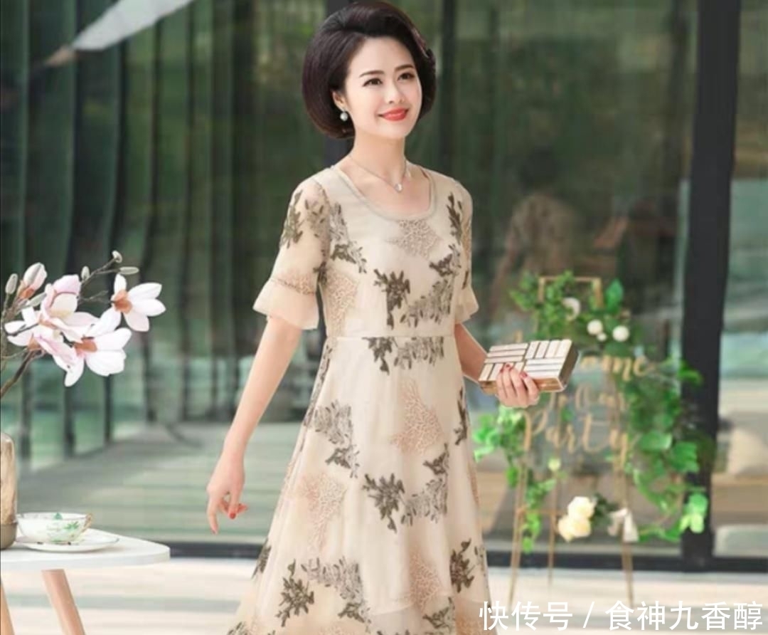  女人|中年的你还在穿紧身裤？优雅女人都穿裙子了，时髦又减龄