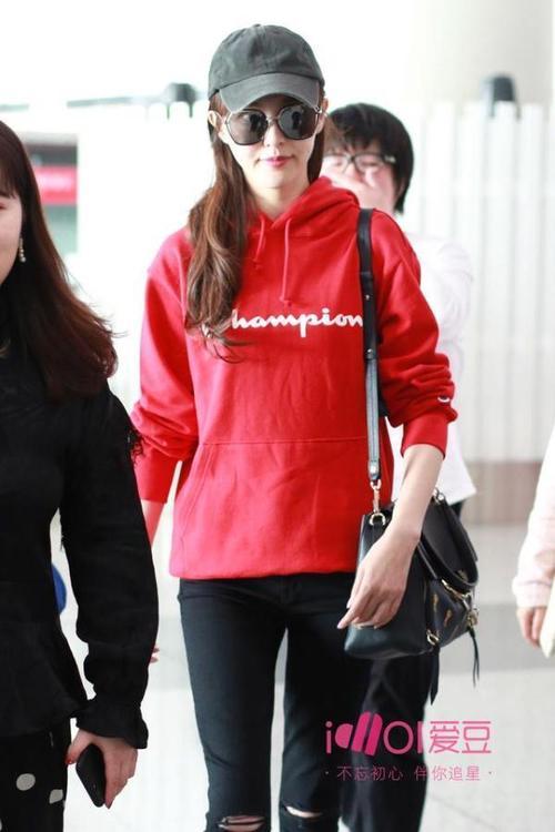 唐嫣今日北京飞巴黎 是机场上最醒目的一颗红糖！