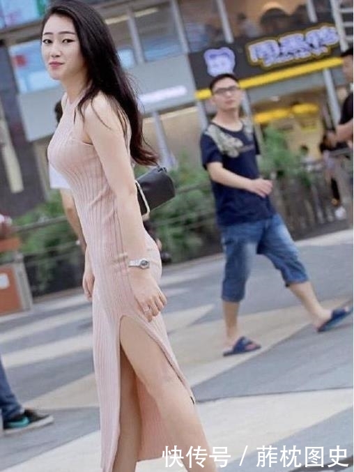 「 凹凸」一身素色的穿搭魅力十足,街拍:身材凹凸有致的美女
