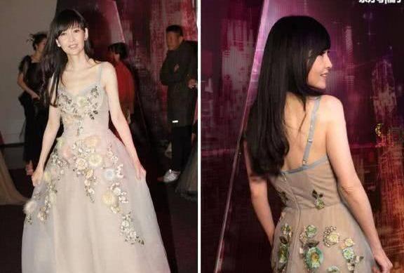 52岁周慧敏气质超群，一身吊带连衣裙搭配高跟鞋，真有50岁？