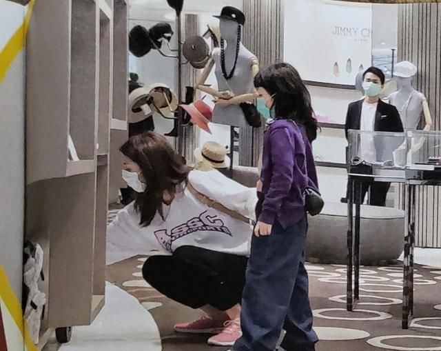  「商场」48岁洪欣打扮靓丽出门逛街，6岁女儿张晞彤长高变潮妞，母女购物出手豪气