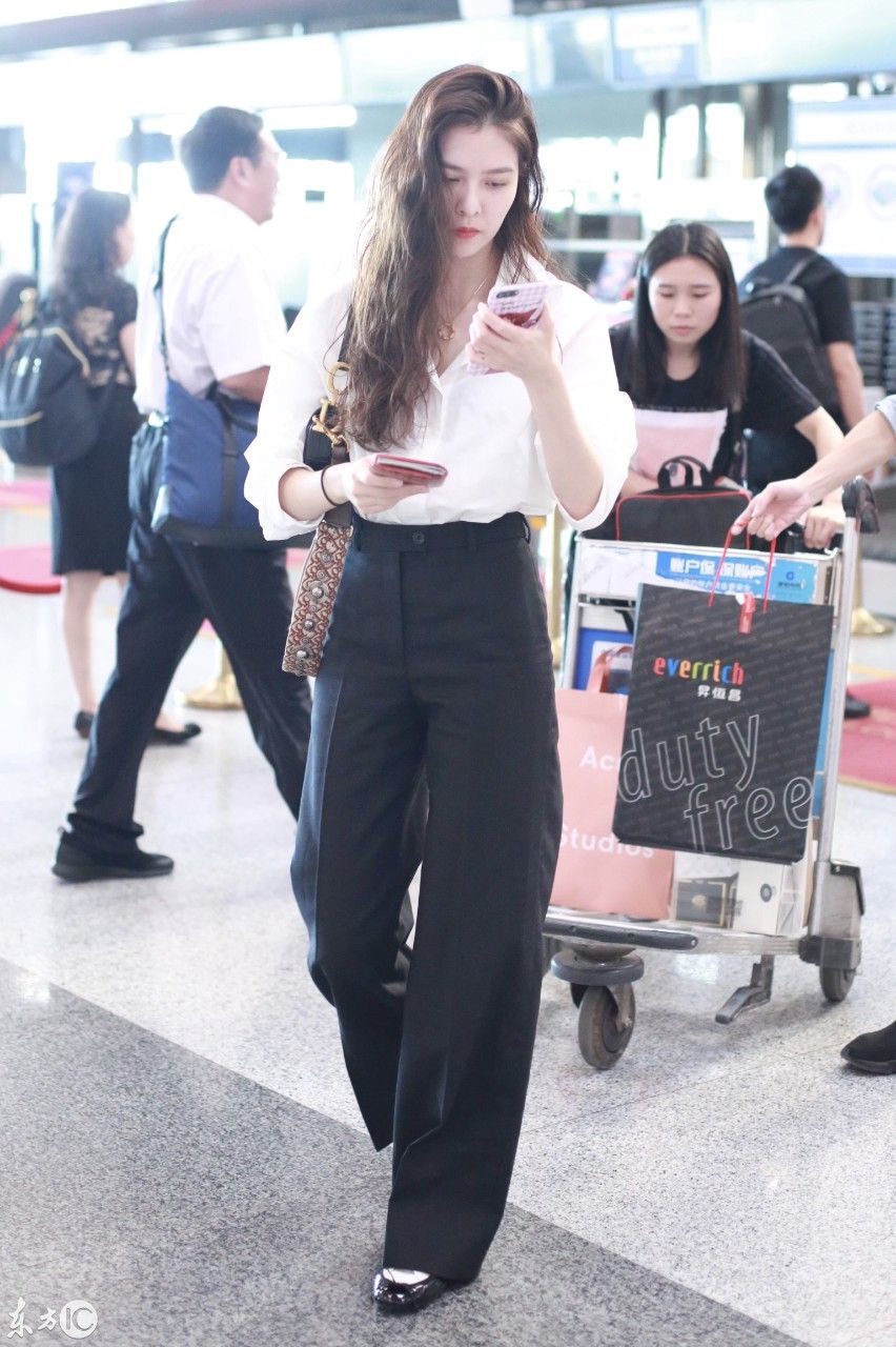 宋妍霏穿白色衬衣搭配黑色阔腿裤现身机场，皮肤白皙秀大长腿