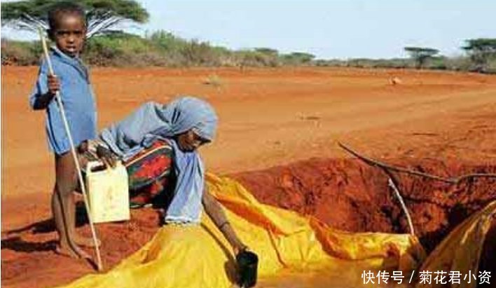 「打水」中国帮助非洲造水井，非洲人太感谢了，终于不用走10公