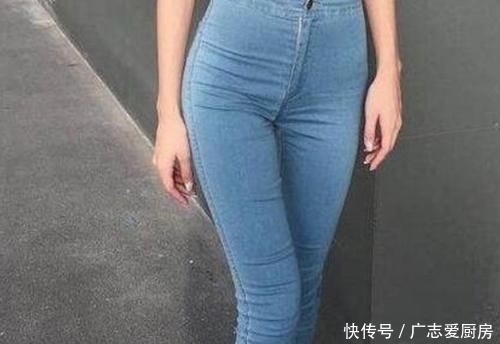  「看起来」牛仔裤美女，看起来有日韩潮流风格，展现出线条的优美！