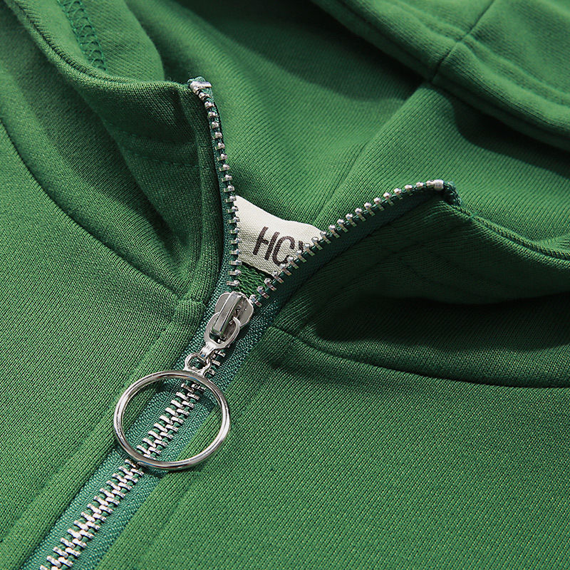 是跟真丝裙说拜拜时候了，今秋流行卫衣+短裤，走上街回头率爆表