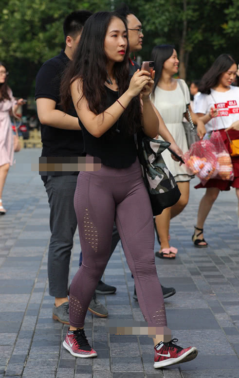 小姐姐粉色紧身裤展现粉润的魅力曲线，搭配出不一样的效果