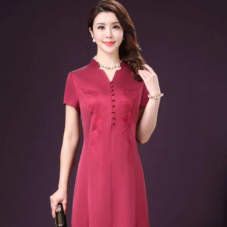 妈妈衣柜多了几件“秋裙”，穿上端庄又温婉，同事都夸我妈会打扮