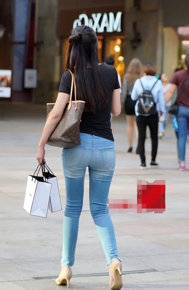 丸子头小姐姐双腿笔直修长，圆润的臀部和筷子腿太不搭