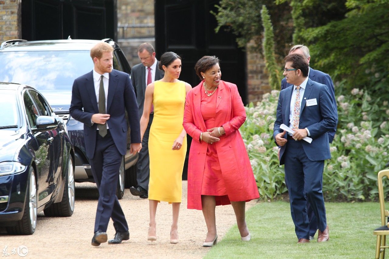 真的穿美了!梅根陪哈里王子亮相，明黄裙装超赞，关键是发型