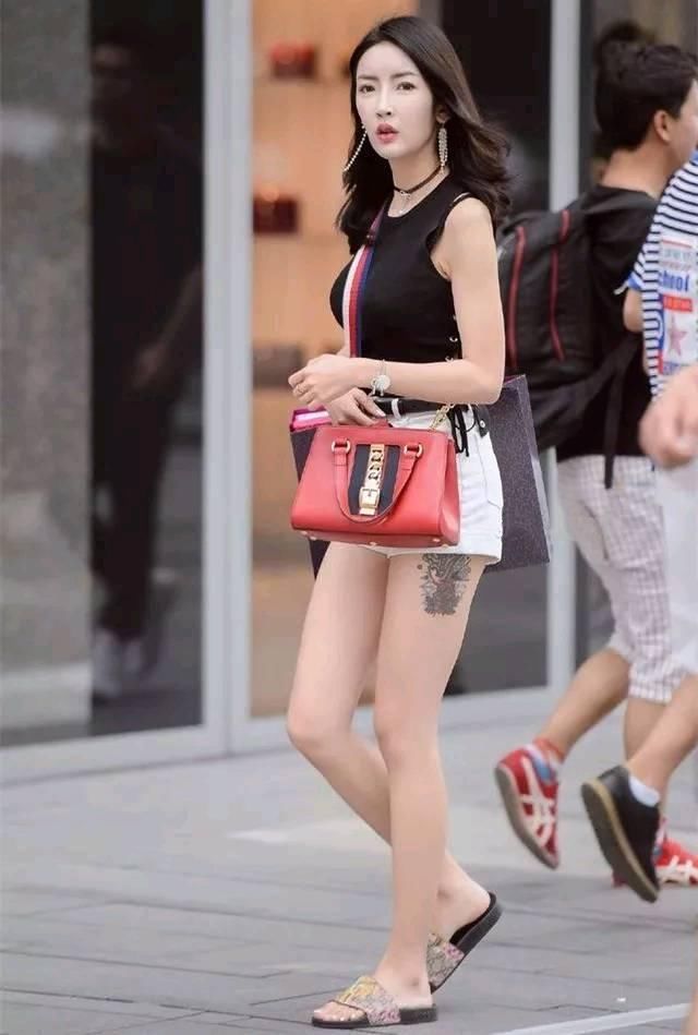 街拍:丰满的辣妈穿紧身吊带裙,夏日解暑又性感!菲常街拍