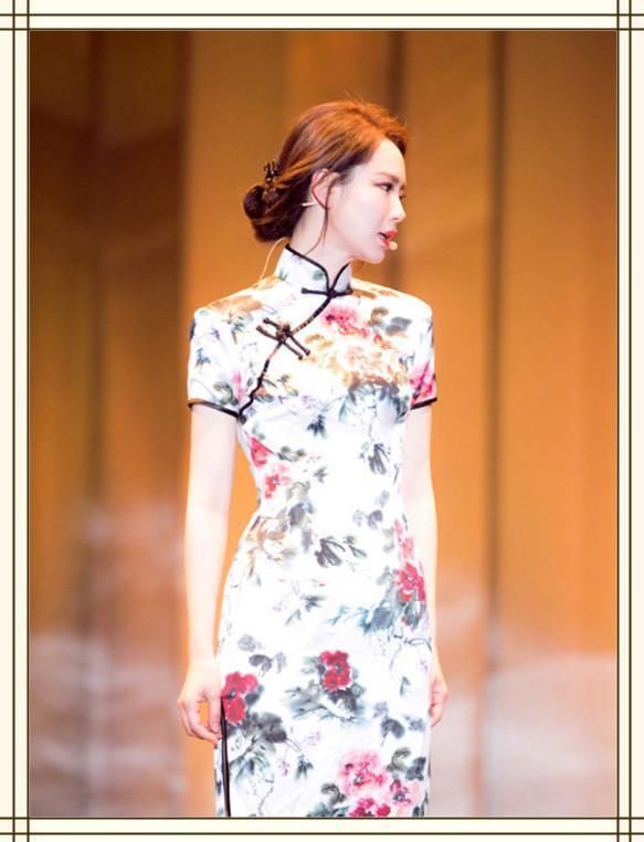 戚薇闪现机场，T恤配运动裤超休闲，但网友注意力全在她手机壳上