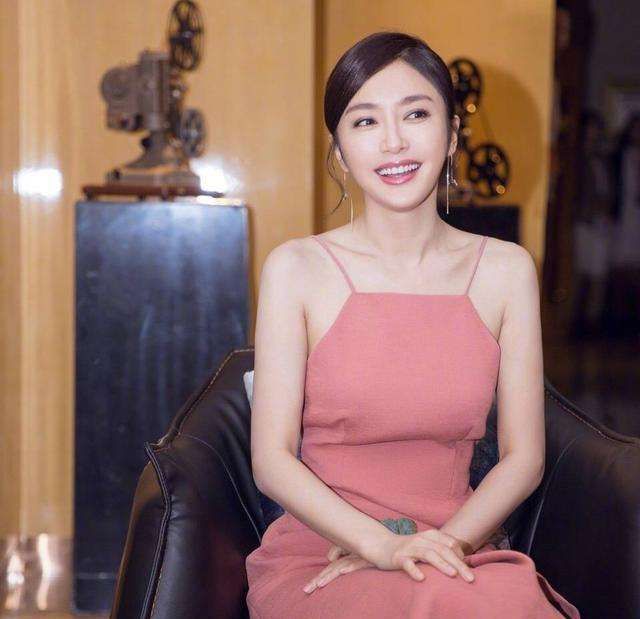 # 看起来#穿吊带裙韵味十足, 腰部设计更是太特别!，秦岚真不简单,