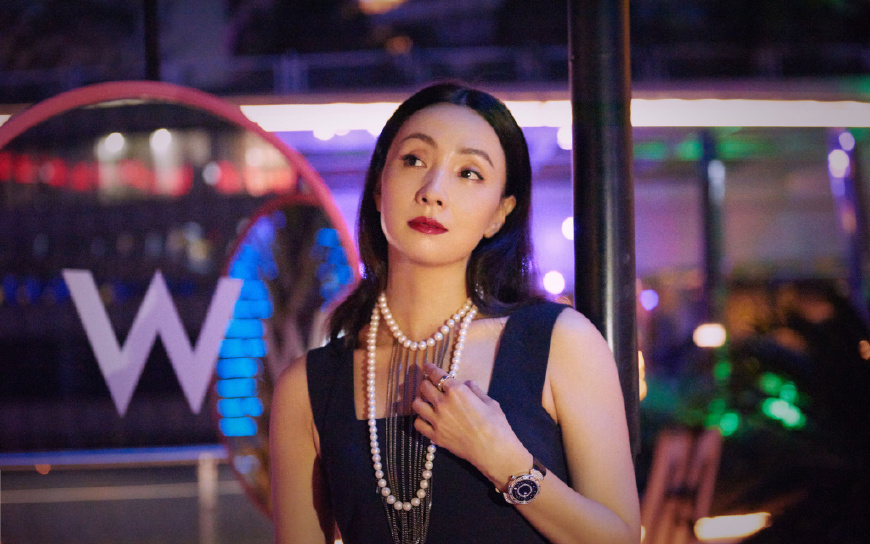 被46岁陶虹美到了！一袭黑色鱼尾裙优雅时尚，网友：气质不减当年