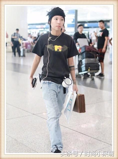 窦靖童真奇葩，腰挎陶瓷杯手提复古箱，网友:王菲看见还不打人?