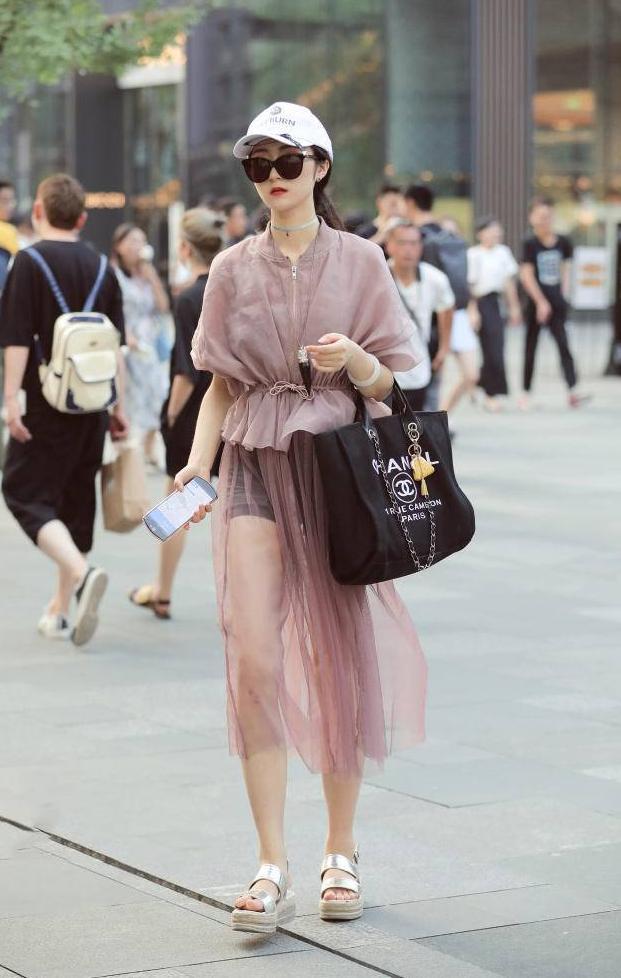 穿蕾丝吊带裙的女孩,半透明的设计,不经意的性感最有杀伤力