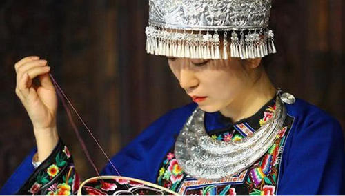 去苗寨旅行，苗族姑娘递给你一块布，导游：千万不要接！