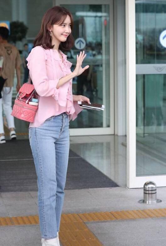 当42岁马伊琍撞上28岁林允儿同穿粉衫，网友：这差距可没有14岁！