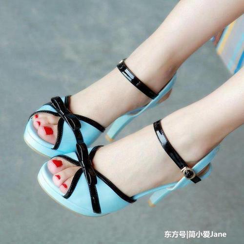 一字带高跟凉鞋，时尚柔美很清凉