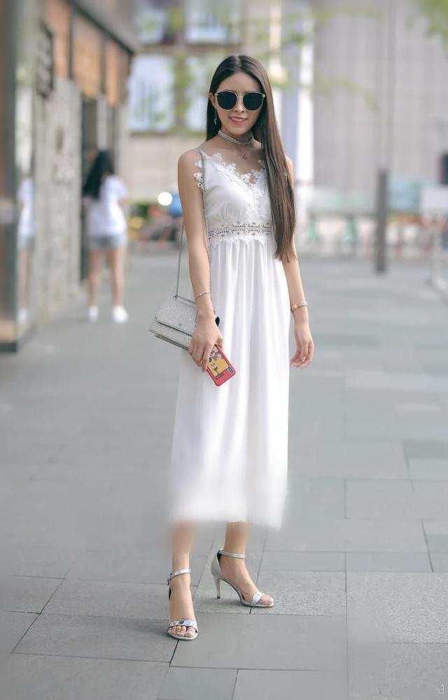 穿连衣裙的美女，显高显瘦还显白，抹胸的设计更是充满着诱惑力!