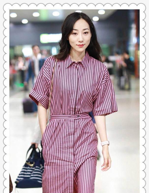 何穗穿条纹裙真不一样，对比起来韩雪腿好短，网友：超模就是超模
