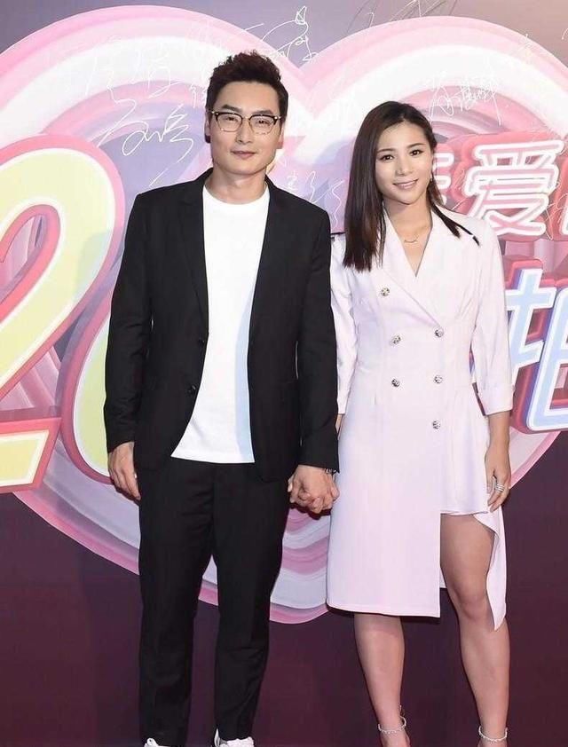  变身■何姿秦凯变身现身，女的穿白色长裙气场震撼