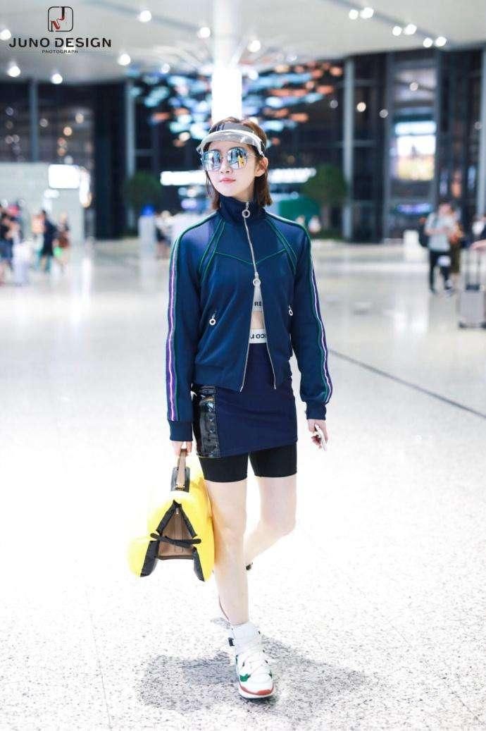 景甜的时尚真难懂，外套不好好穿就算了，还秀出打底裤竟一点不丑