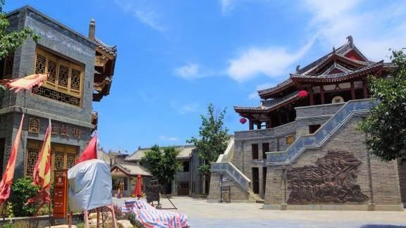 距西安75公里，武则天乾陵脚下，新建的大唐小镇，一年多就没人了