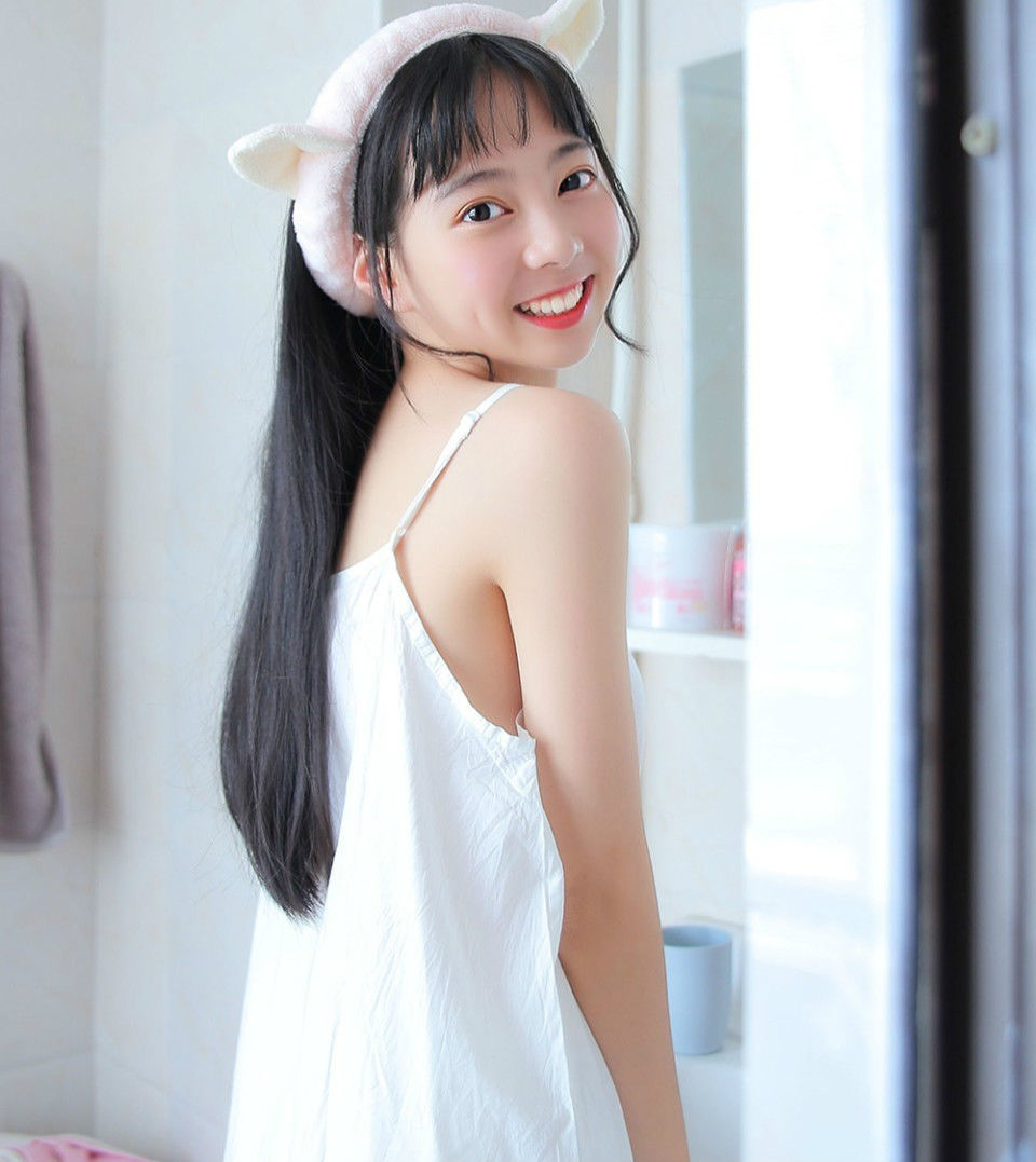 美女性感吊带清凉装扮 宅男看得火热