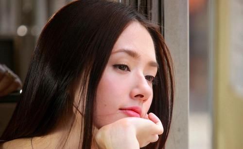 宝宝:黑长直号称“斩男发”,却不是人人都显气质,这4种人就不宜披长发