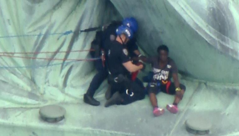 为反对特朗普政府移民政策,女子美国独立日爬