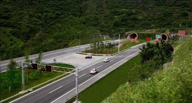 云端上的高速公路——雅西高速公路，总投资约206亿元