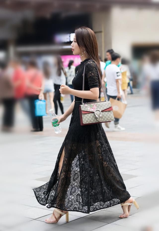 街拍，穿点透视装，才能显出性感火辣的身材，而且美的刚刚好!