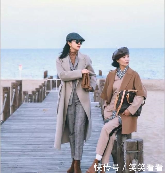  『管是搭配』女人过了50岁尽量不要打底裤配短靴，学三木妈妈这样穿，时髦减龄
