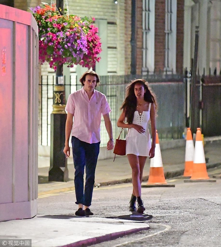 奥巴马千金玛利亚与富二代男友街头牵手散步  穿白色连衣裙露长腿