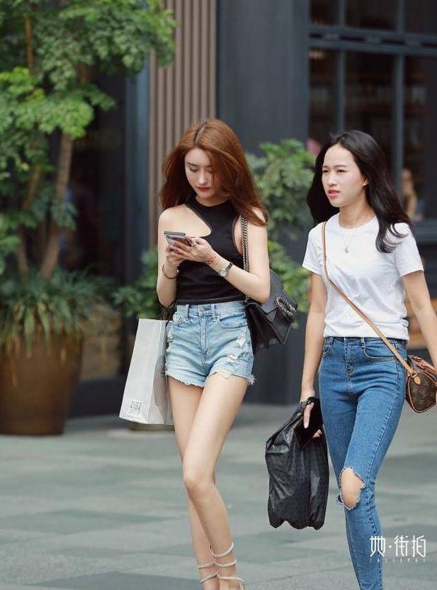 成都街拍，简简单单的搭配，清爽自然
