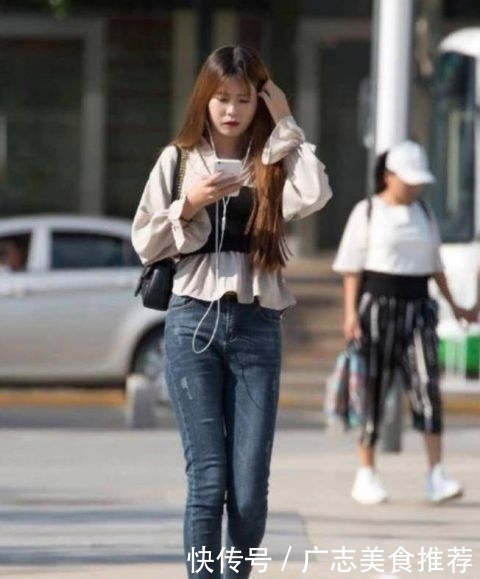  『短袖』街拍：身材苗条的美女，一件白色短袖配牛仔裤，高挑靓丽好身材