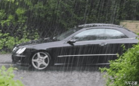  救命@高速上突然下起大暴雨咋办？交警：记住这样做，关键时刻能