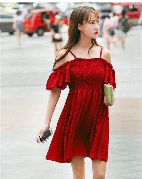 怦然心动:街拍:身穿红裙小美女,雪白的肌肤,让人怦然心动
