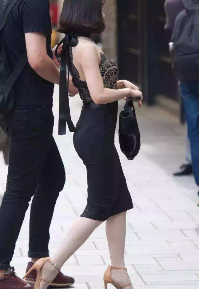 街拍：这样的小姐姐也有s曲线，优美弧线让人意外哦