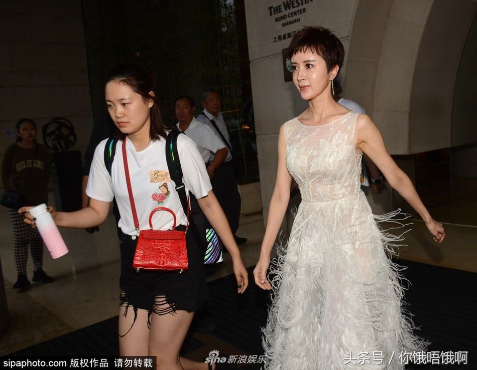 厚底恨天高范冰冰都戒掉了 金巧巧还在穿 高跟鞋品味也太差了